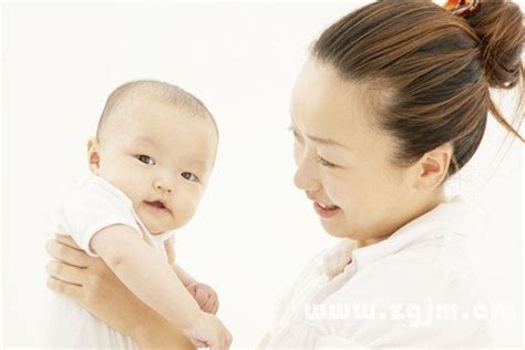 夢到抱別人的嬰兒|【夢到抱別人的嬰兒】夢到抱別人的嬰兒，暗藏驚喜與預兆！